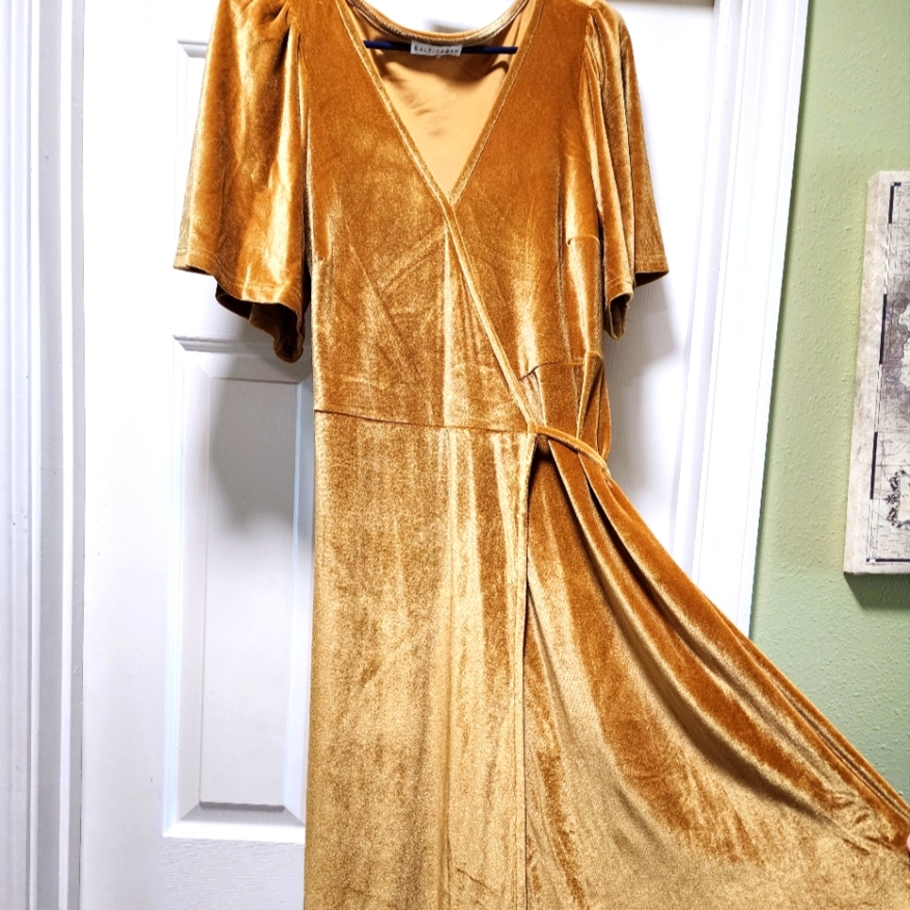BalticBorn Meghan Velvet Wrap Maxi Dress in Golden Hour size L